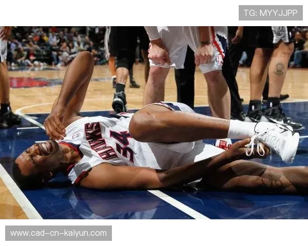 受伤倒地后全场安静，队友焦急围成一圈